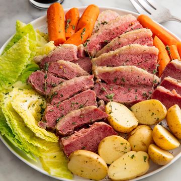 Slow Cooker Corned Beef & Cabbage Horizontal slow cooker corned beef cabbage horizontal
