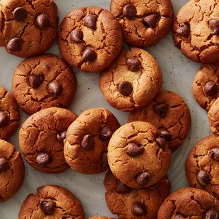 air fryer gf peanut butter and chocolate chip cookies