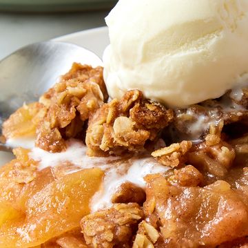 apple crisp with vanilla ice cream