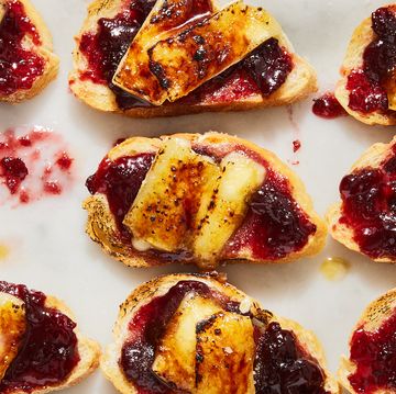 bruleed brie crostini with cherry jam