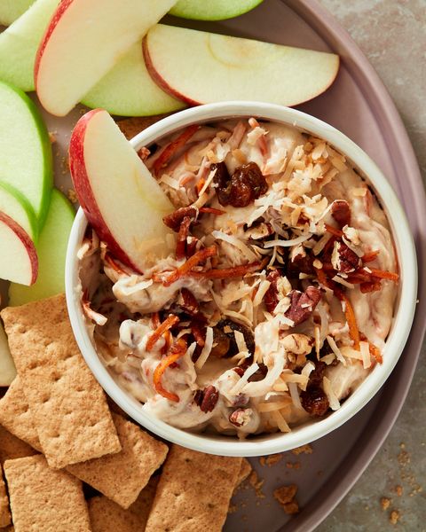 carrot cake dip with apples and graham crackers