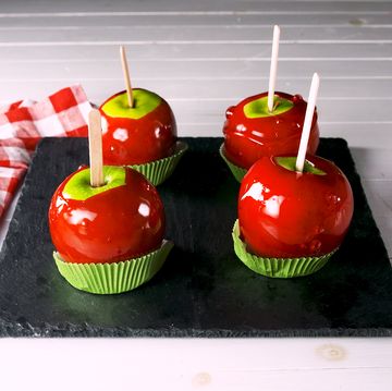 Food, Red, Candy apple, Fruit, Apple, Dessert, Plant, Cake, Produce, Rose family, 