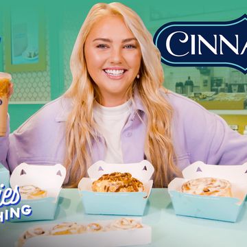 julia tries cinnabon