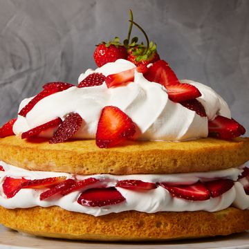 sponge cake with whipped cream and strawberries