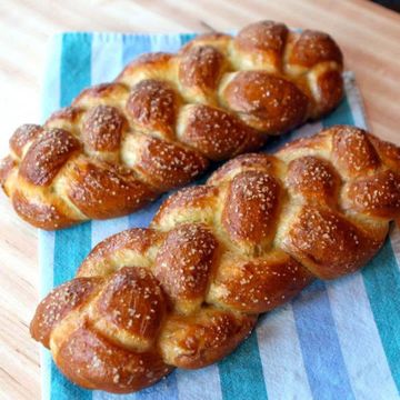 Food, Cuisine, Dish, Challah, Bread, Baked goods, Ingredient, Tsoureki, Hefekranz, Dessert, 